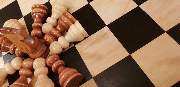 Jak hrát dřevěná desková hra šachy. Improvizace a různé úhly šachové soupravy, kousky a šachovnice. Bílé a černé postavy a deska ze šachové hry. - Fotografie, Obrázek