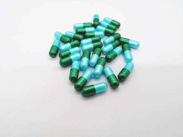 Médicaments et concept de santé. Beaucoup de capsules vert-bleu d'Amoxicilline 500 mg. isolées sur fond blanc, utilisées pour traiter de nombreux types d'infections causées par des bactéries. Mettre l'accent sur l'avant-plan et copier l'espace
. - Photo, image