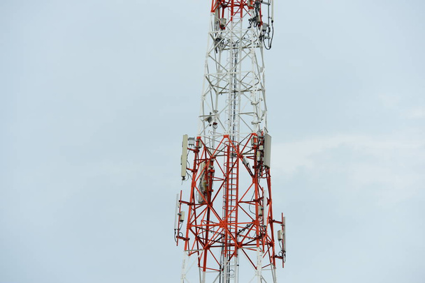 Большая башня связи против неба
 - Фото, изображение