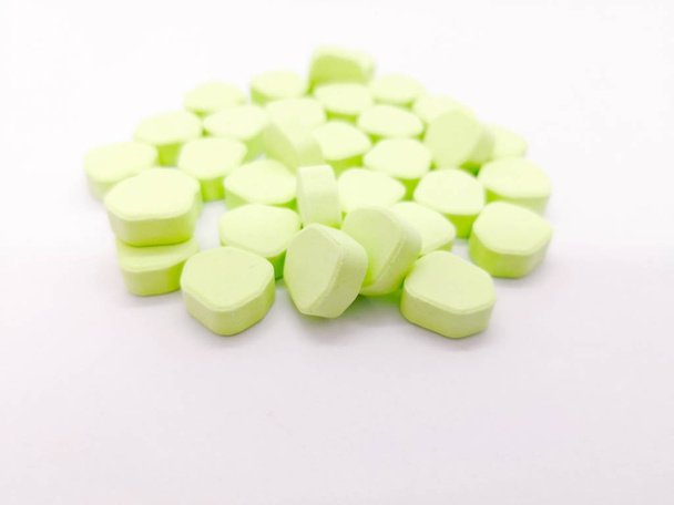 Gyógyszer- és egészségügyi koncepció. Sok zöld pentagon tabletta a Paracetamol (paracetamol) 450 mg Orphenadrine 35 mg együtt. elszigetelt fehér background, kezelésére sérülések és egyéb fájdalmas izom feltételek. A hangsúly a festő és - Fotó, kép