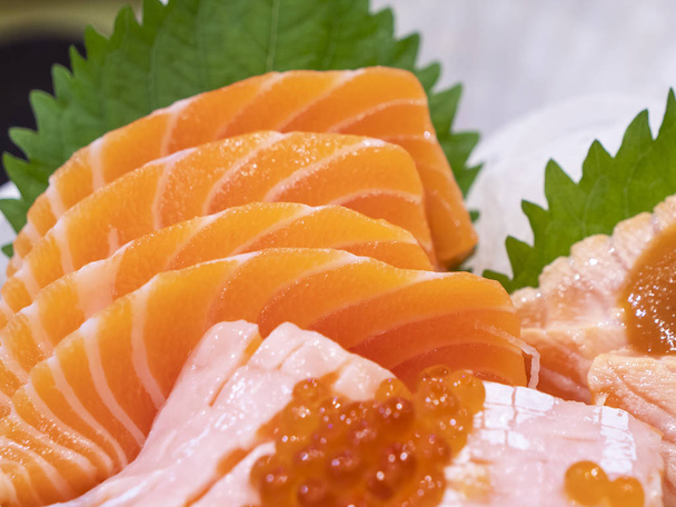 Foco seletivo de fatia de sashimi de salmão em prato no restaurante (comida japonesa
) - Foto, Imagem