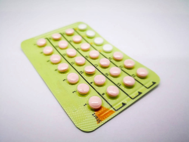 薬や医療のコンセプトです。経口避妊薬。24 オレンジ色の錠剤は、エチニルエストラジ オール 20 mcg ので構成されます。ドロスピレノン 3 mg 等と避妊のための黄色の水疱は、プラセボの 4 の白い錠剤です。中絶問題のコンセプトです。孤立した o - 写真・画像
