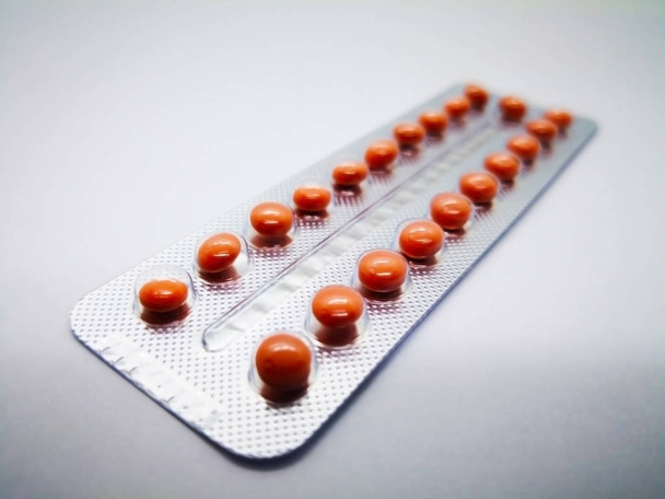 薬や医療のコンセプトです。経口避妊薬。21 黒い丸薬から成るエチニルエストラジ オール 0.035 mg、酢酸シプロテロン 2.0 mg.、避妊のため。中絶問題のコンセプトです。白の背景、選択と集中、コピー スパに分離 - 写真・画像