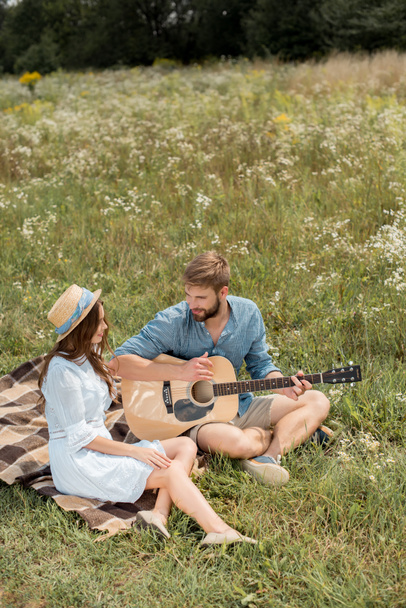 hombre tocando la guitarra acústica a novia en verano archivado
 - Foto, imagen
