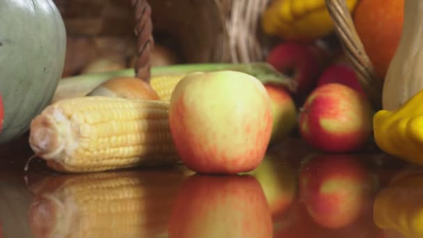 Φθινοπωρινή συγκομιδή ή την ημέρα των ευχαριστιών, το Κέρας της Αμάλθειας γεμίζουν με λαχανικά, λαχανικά χυθεί έξω από το καλάθι στο τραπέζι. 4k, κουκλίτσα βολή - Πλάνα, βίντεο