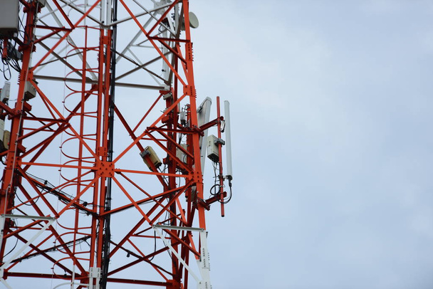 Sistema de microondas. Antena de comunicación inalámbrica con cielo brillante.Torre de telecomunicaciones con antenas con cielo azul
. - Foto, imagen