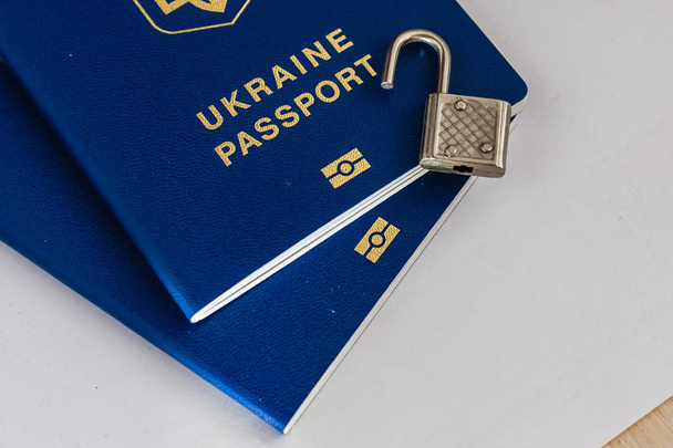 Açılan kilit beyaz zemin üzerine iki mavi pasaport - Fotoğraf, Görsel