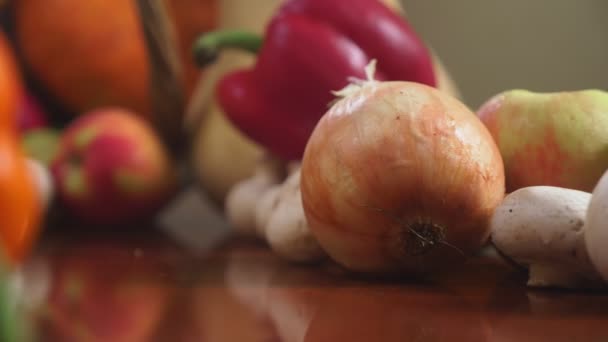 秋の収穫や感謝祭、宝庫は野菜が入った野菜はテーブル上のバスケットから溢れ出た。4 k、ドリー ショット - 映像、動画