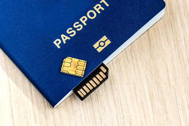 açılan kilit bir beyaz zemin üzerine kırmızı pasaport - Fotoğraf, Görsel