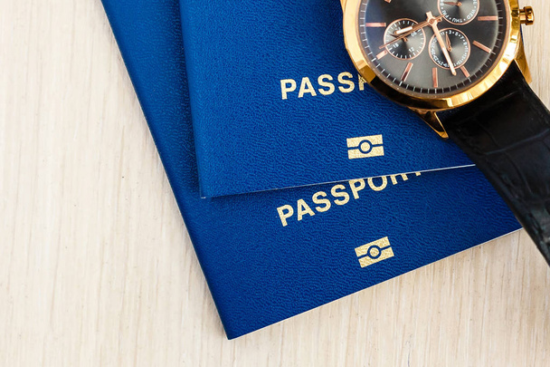 Розкішні золоті розумні годинники паспортні бізнес-аксесуари для подорожей завжди
 - Фото, зображення