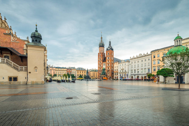 Deštivý den v Krakově, pohled z hlavního náměstí města a kostela Mariacki - Fotografie, Obrázek