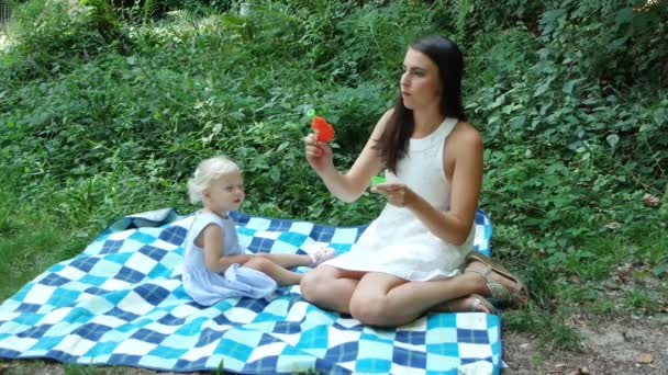 Mother and daughter blow bubbles - Filmmaterial, Video