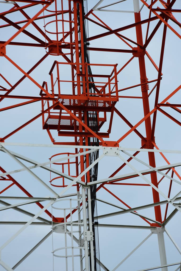 Σύστημα μικροκυμάτων. Ασύρματη κεραία επικοινωνίας με φωτεινό ουρανό. Πύργος τηλεπικοινωνιών με κεραίες με το μπλε του ουρανού. - Φωτογραφία, εικόνα