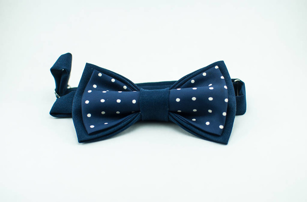 Стильный и хорошо продуманный синий галстук-бант на белом фоне
 - Фото, изображение