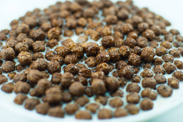 Close view of cocoa cornballs in milk - Foto, Imagem