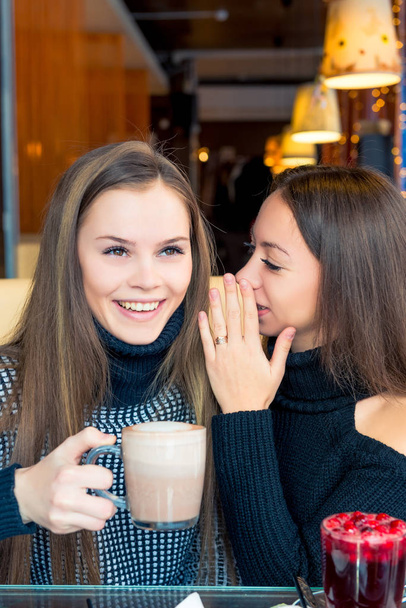 Una ragazza racconta al suo amico segreti importanti in un caffè
 - Foto, immagini