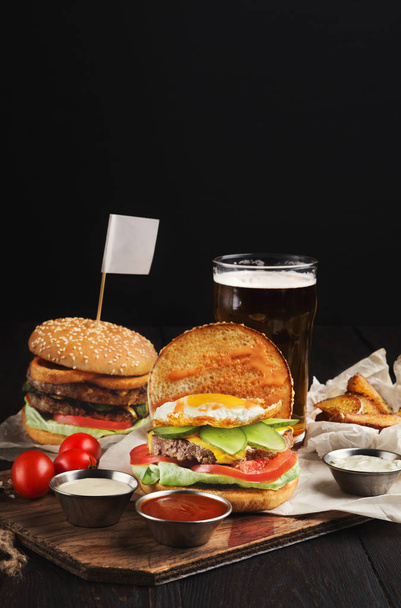 Set di junk food diner con hamburger e patate serviti con birra
 - Foto, immagini