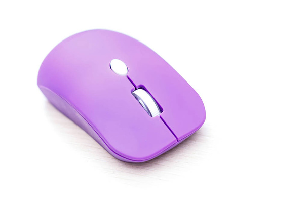 Vezeték nélküli lila számítógépes egér elszigetelt fehér background - Fotó, kép