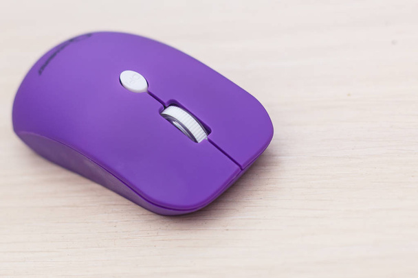 Souris d'ordinateur violet sans fil isolée sur fond blanc
  - Photo, image