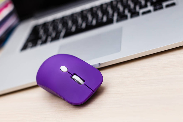 violetti langaton tietokone hiiri ja kannettava tietokone
 - Valokuva, kuva