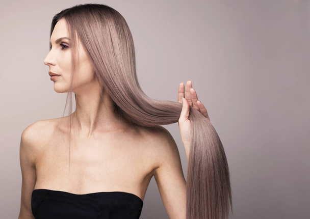 Элегантный профиль молодой и худой женщины с длинными фиолетовыми волосами
. - Фото, изображение