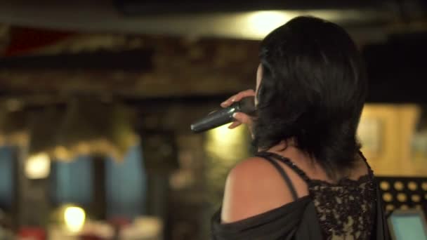Woman singing at restaurant - Video, Çekim