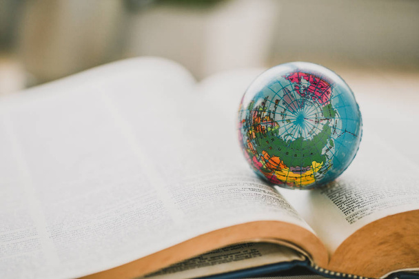 Мировой глобус по книге. Образовательная школа - Фото, изображение
