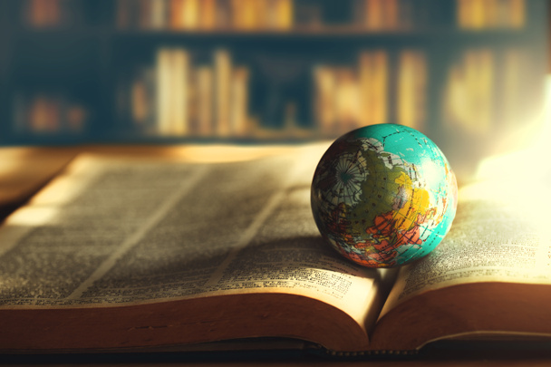Globo del mundo en libro. escuela de educación Concepto - Foto, imagen
