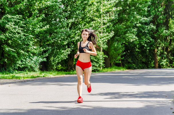 dívka v červené trenýrky běží v parku - Fotografie, Obrázek
