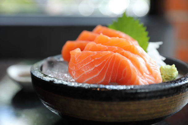 Sashimi au saumon sur glace Nourriture japonaise
 - Photo, image