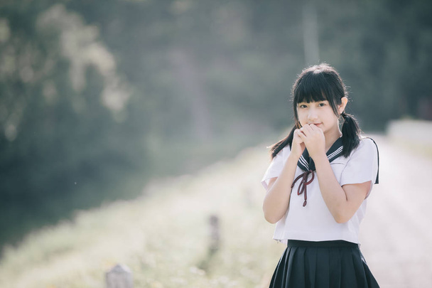 Портрет азиатской японской школы девушки костюм глядя на парк открытый фильм винтажный стиль
 - Фото, изображение