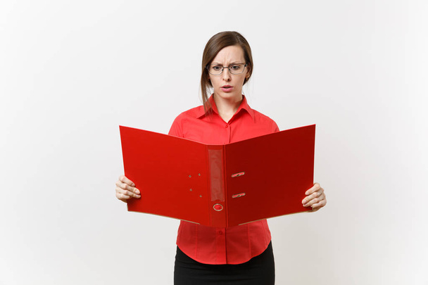 Kırmızı gömlek, beyaz arka plan üzerinde izole kağıt iş belgeleri ile klasör tutan Gözlük Genç şok üzücü iş öğretmen kadın portresi. Lise Üniversite kavram öğretim eğitim - Fotoğraf, Görsel