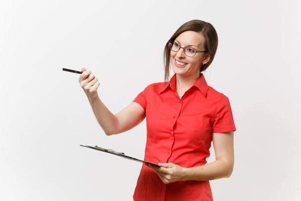Portrait de jeune enseignante d'entreprise en chemise rouge, lunettes tenant un presse-papiers avec des documents vides vierges isolés sur fond blanc. Enseignement pédagogique à l'école concept universitaire
 - Photo, image