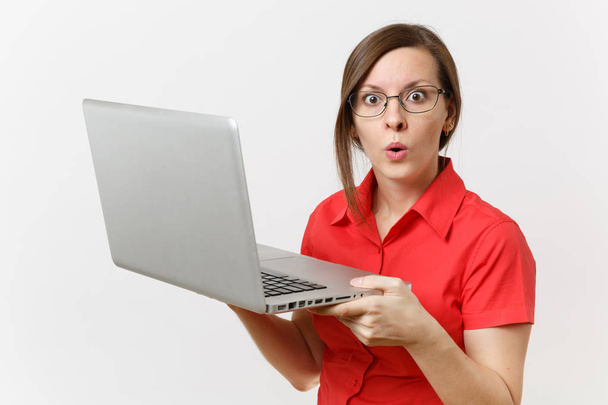 Портрет красивої молодої вчительки бізнесу жінки-користувача в окулярах червоної сорочки, що працюють над друком на комп'ютері для ноутбуків, ізольовані на білому тлі. Освіта або викладання концепції вищого навчального закладу
 - Фото, зображення