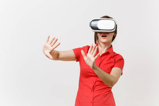 Business nainen kuulokkeet virtuaalitodellisuuden pään kosketa jotain painikkeen tai osoittaa kelluva virtuaalinen näyttö eristetty valkoisella taustalla. Koulutuksen tulevaisuus lukion konseptissa
 - Valokuva, kuva