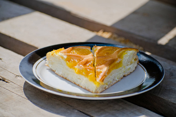 Delicious cake with apricot jam on a plate. Crostata with marmalade or peach jam filling. - Foto, imagen