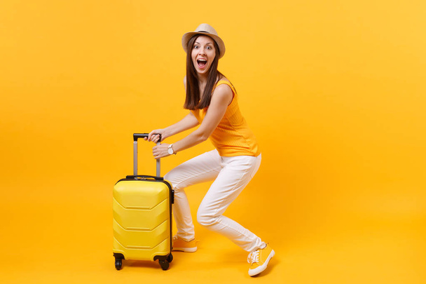 Seyahat etmek turist kadın yaz rahat kıyafetler, sarı turuncu arka plan üzerinde izole çanta şapka. Hafta sonu kaçış üzerinde seyahat için yurt kadın yolcu. Hava uçuş yolculuk kavramı - Fotoğraf, Görsel