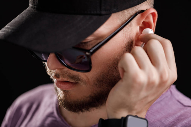 the man listening to music in headphones - Fotografie, Obrázek