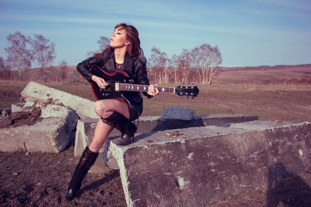 Tyttö kitara nahkatakki
 - Valokuva, kuva
