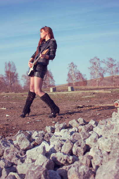 chica con guitarra en chaqueta de cuero
 - Foto, imagen