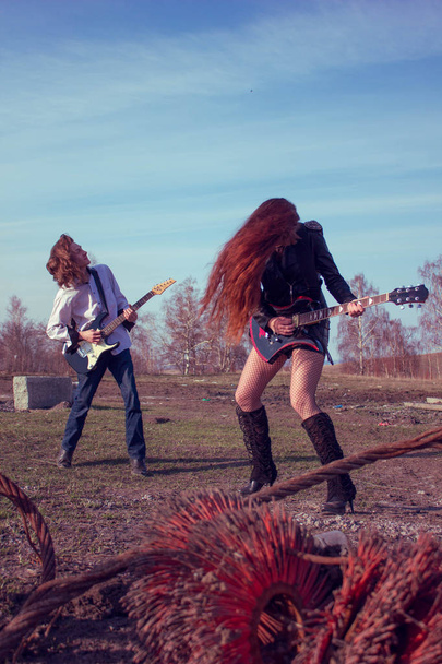 хлопець з дівчиною грає рок на гітарі
 - Фото, зображення