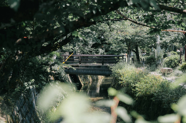 Göl ve köprü film vintage tarzı ile Japon Bahçesi - Fotoğraf, Görsel