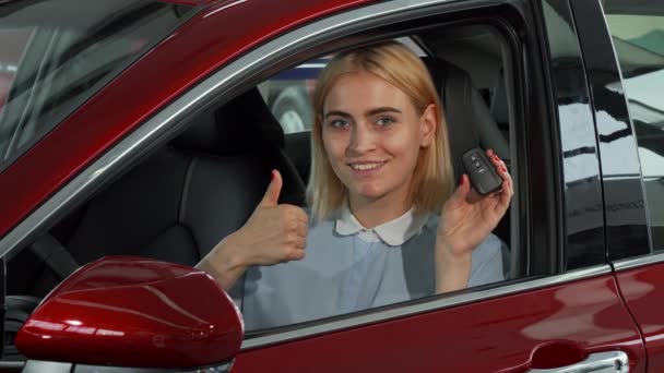 彼女の車のキーと親指に現れる幸せな女性ドライバー - 映像、動画