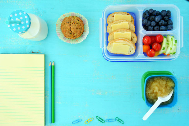 Almoço saudável para voltar à escola em flat lay com espaço para texto
 - Foto, Imagem
