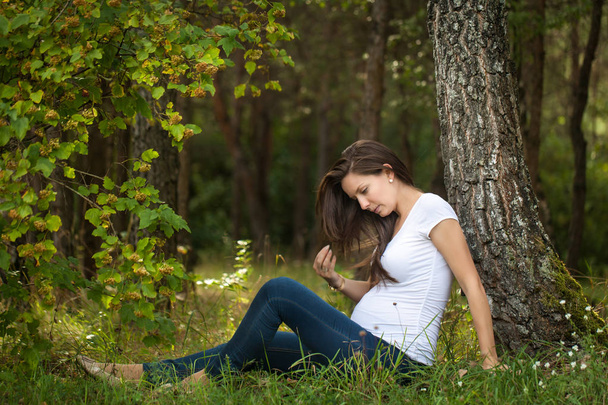 schöne schwangere Frau im Wald - Foto, Bild