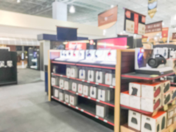 Auriculares de fondo borroso y estación de demostración para pruebas en pantalla en la tienda electrónica en Texas, EE.UU.
 - Foto, Imagen