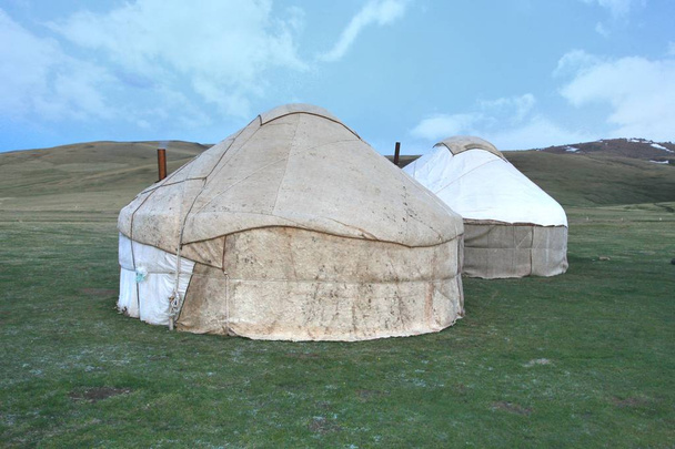 Le camp de ger dans une grande prairie au lac Song kul, Naryn du Kirghizistan
 - Photo, image