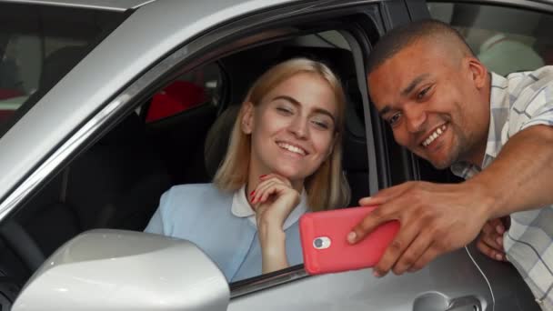 Happy loving para biorąc selfie z ich nowego samochodu - Materiał filmowy, wideo