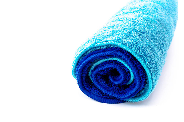 Згорнуті сині короткі тканини для волосся ізольовані на білому тлі
 - Фото, зображення
