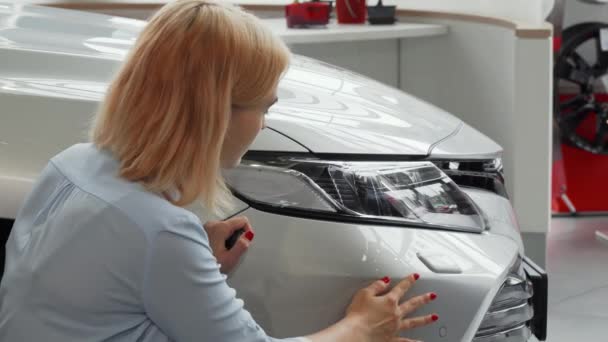 若い女性が彼女の新しい車に近いポーズ キーを押し - 映像、動画